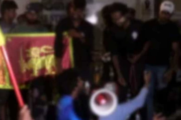 තරු පන්තියේ හෝටලයක සිටි අරගලකරුවන්..(VIDEO)