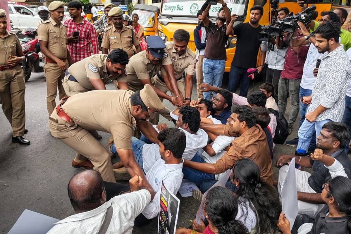 தமிழ்நாட்டிலும் பரவும் நீட் எதிர்ப்பு போராட்டம் - கல்லூரிக்கு சென்று கைது செய்யும் காவல்துறை | Police Arrested Anti Neet Protesters In Tamilnadu தமிழ்நாட்டிலும் பரவும் நீட் எதிர்ப்பு போராட்டம் - கல்லூரிக்கு சென்று கைது செய்யும் காவல்துறை | Police Arrested Anti Neet Protesters In Tamilnadu
