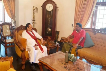 குமார வெல்கமவை சந்தித்து நலம் விசாரித்த மகிந்த