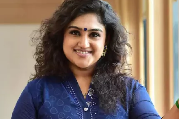 விஜயகுமார் காலில் விழுந்து அழுத வனிதா.. வெடித்த பிரச்சனை! இது எப்போது நடந்தது தெரியுமா | Vanitha Talk About Her Father Vijayakumar