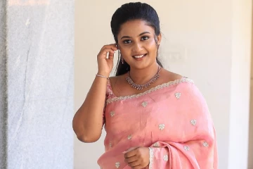 சிறகடிக்க ஆசை மீனாவா இது.. புது லுக்கில் அழகிய ஸ்டில்கள்