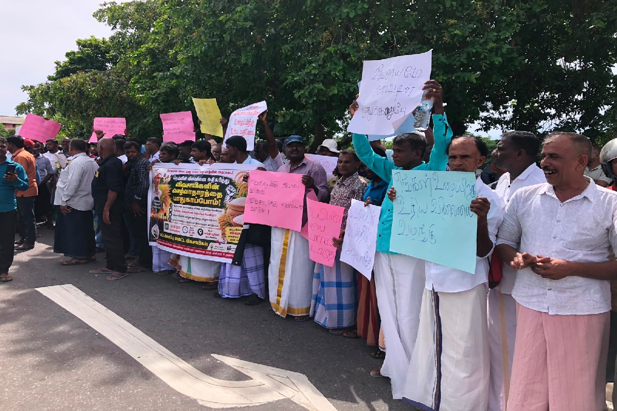 நெல் விலையை அதிகரிக்க கோரி மட்டக்களப்பில் விவசாயிகள் பாரிய ஆர்ப்பாட்டம் | Farmers Protest In Batti Increase Paddy Prices நெல் விலையை அதிகரிக்க கோரி மட்டக்களப்பில் விவசாயிகள் பாரிய ஆர்ப்பாட்டம் | Farmers Protest In Batti Increase Paddy Prices