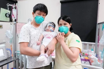 உலகின் மிகக் குறைந்த எடை கொண்டு பிறந்த குழந்தை!