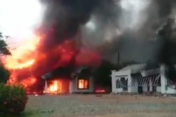 පාර්ලිමේන්තු මන්ත්‍රි  සනත් නිශාන්තගේ නිවස ගිනි බත්කරයි.. (VIDEO)