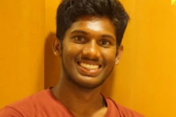 அதிக சம்பளம் தரும் வேலையை விட்டுவிட்டு UPSC தேர்வில் தேர்ச்சி பெற்ற நபர் யார்?