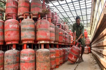 ඉන්දියාවේ ගෑස් සිලින්ඩර මිල ඉහලට - ලංකාව තෙල් මිල බස්සද්දී ගණන් උස්සන ඉන්දියාව