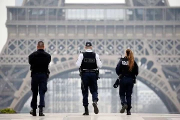 பாரிஸ் நகரில் பிரித்தானிய இளம் பெண் ஒருவருக்கு கத்திமுனையில் நடந்த கொடூரம்