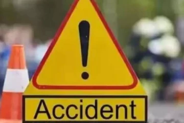 லொறி முச்சக்கரவண்டி விபத்தில் குழந்தை உட்பட இருவர் காயம்