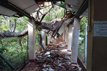 திருகோணமலை பொது வைத்தியசாலையில் வேம்பு மரம் வீழ்ந்தது-நடைபாதை கட்டடம் முற்றாக சேதம்