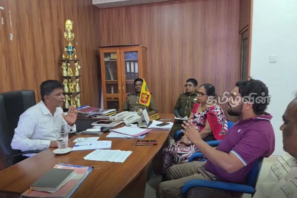 ஹட்டனில் அனுமதியின்றி திறக்கப்பட்ட பல்பொருள் அங்காடி மீது தாக்குதல்: 4 பேர் கைது | Supermarket Opens Without Permission In Hatton ஹட்டனில் அனுமதியின்றி திறக்கப்பட்ட பல்பொருள் அங்காடி மீது தாக்குதல்: 4 பேர் கைது | Supermarket Opens Without Permission In Hatton