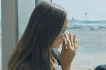 விமானப் பயணத்தின் போது கண்ணீர் வருவது ஏன் தெரியுமா?