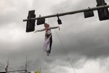 வீதியில் தொங்கவிடப்பட்ட கோட்டாபயவின் உருவ பொம்மை!  (Photo)