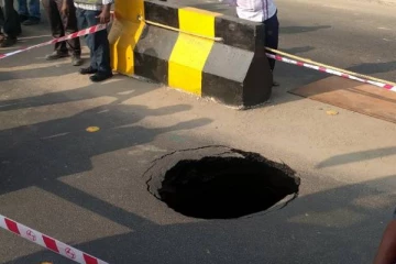 பிரதான சாலையில் திடீரென ஏற்பட்ட பள்ளம்: அதிர்ச்சியடைந்த பொதுமக்கள்!