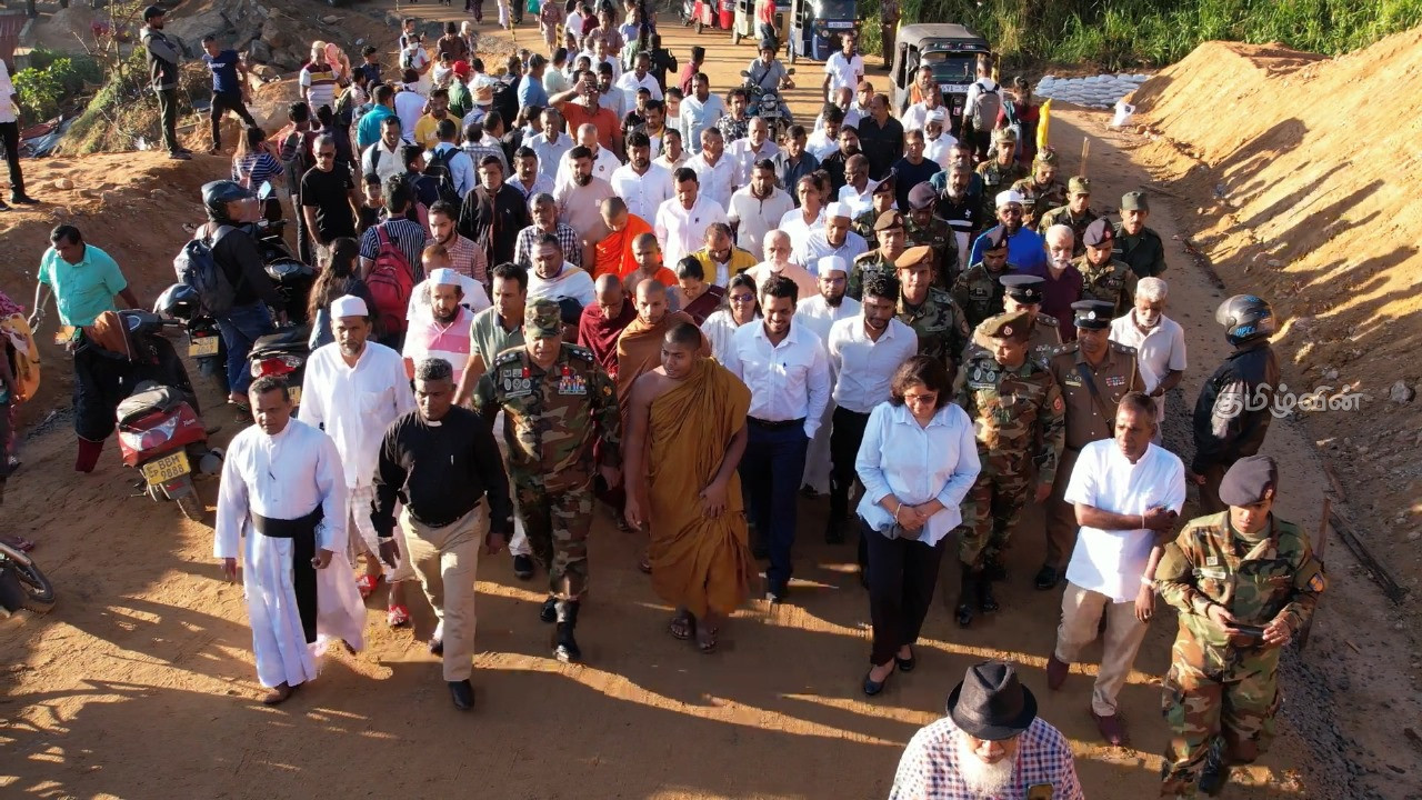 நாவலப்பிட்டி – கண்டி பிரதான வீதி 18 நாட்களுக்கு பின்னர் திறக்கப்பட்டது 2 Gallery