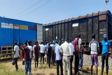 யாழ்ப்பாணத்தை வந்தடைந்த இந்திய அரசின் உணவுப்பொருட்களை கொண்ட புகையிரதம் (Photos)