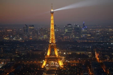 ஈபிள் கோபுர விளக்குகளை அணைத்து மறைந்த பரிசுத்த பாப்பரசருக்கு அஞ்சலி