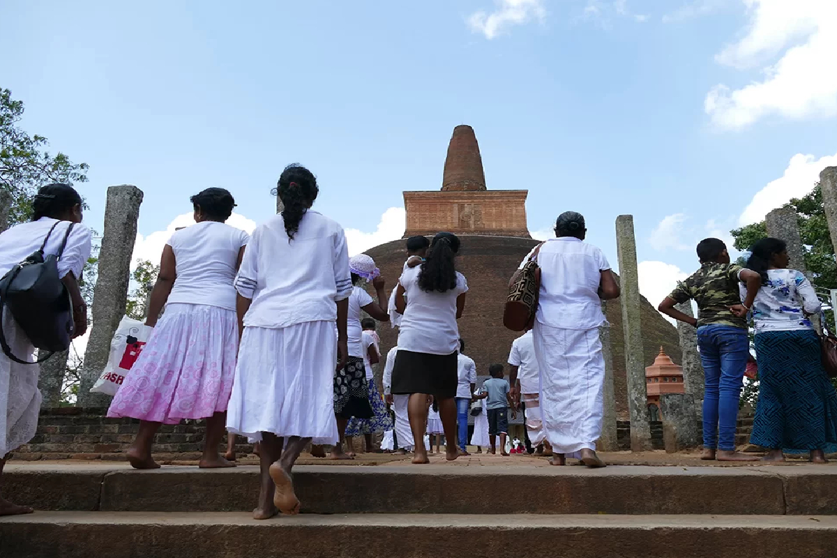 ஜேர்மன் யுவதி மீது பாலியல் துன்புறுத்தல்; வரலாற்றுச் சிறப்புமிக்க இடத்தில் நடந்த அதிர்ச்சி சம்பவம் | Mihintale Sexual Harassment Of German Woman