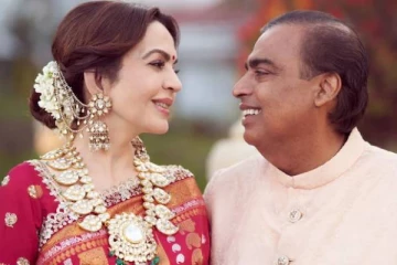 சுவிஸ் சாலையில் மனைவியுடன் வாக்கிங் சென்ற முகேஷ் அம்பானி! வைரலாகும் வீடியோ