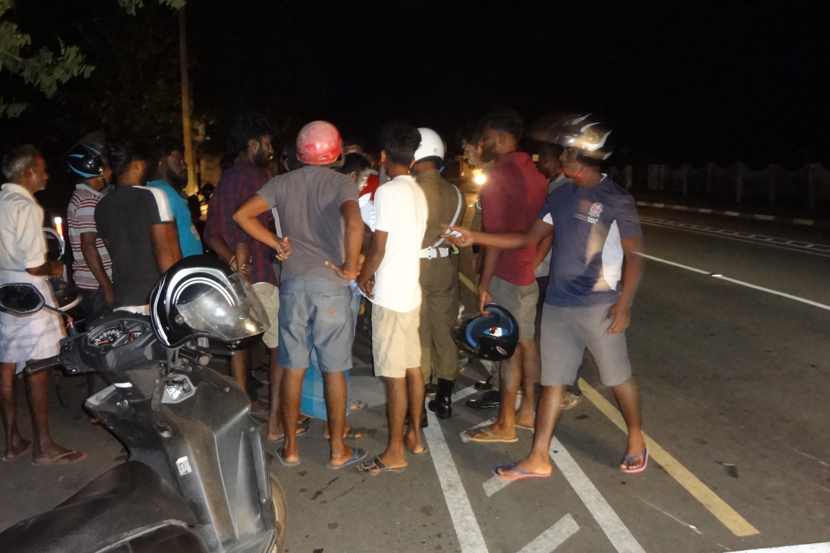 தம்பதியர் பயணித்த மோட்டார் சைக்கிள் ; தீ விபத்தில் நாசம் | Motorcycle Carrying Couple Destroyed In Fire