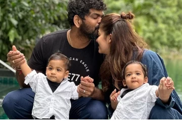 என் முகம் கொண்ட...முதல் முறை மகன்களின் முகங்களை காட்டிய நயன் - விக்கி - வைரல் க்ளிக்ஸ்