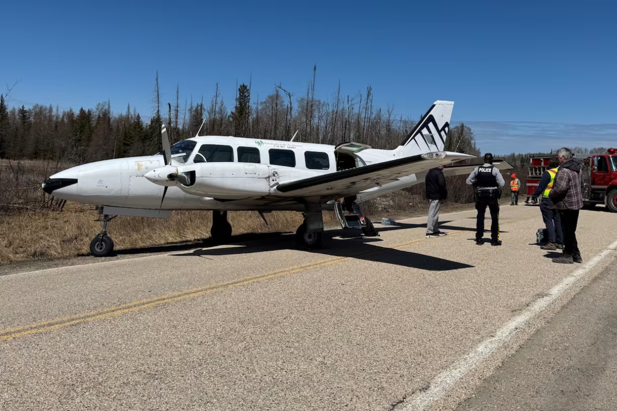 கனடா நெடுஞ்சாலையில் அவசரமாகத் தரையிறங்கிய விமானம் | Plane Lands On Manitoba Highway