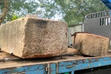 முல்லைத்தீவில் தொல்பொருட்கள் என சந்தேகிக்கப்படும் கற்களை கடத்தி சென்ற 10 பேர் கைது (Photos)