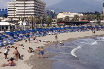 கடலில் சிறுநீர் கழித்தால் ரூ.67,000 அபராதம் - குழப்பத்தில் மக்கள்!