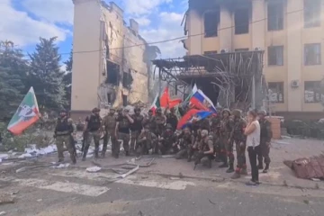 கொடிகளை பறக்கவிட்ட ஆக்கிரமிப்பாளர்கள்: உக்ரைனின் மூலோபாய நகரை கைப்பற்றிய ரஷ்யா