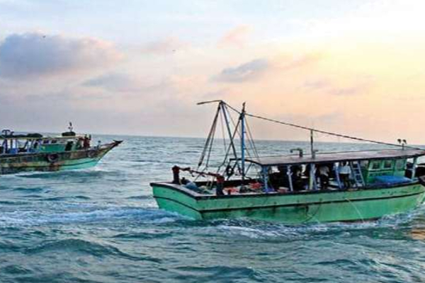 12 இந்திய மீனவர்கள் இலங்கை கடற்படையினரால் கைது! | 12 Indian Fisherman Arrested In Jaffna