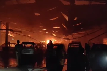 கார் ஷோரூமில் பயங்கர தீ - 15க்கும் மேற்பட்ட கார்கள் எரிந்து நாசம்!