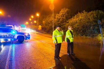 காரில் சென்றவர்கள்  வெள்ளத்தில் சிக்கி  பரிதாப உயிரிழப்பு