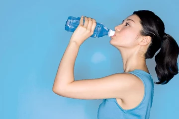 அளவுக்கு அதிகமாக தண்ணீர் குடித்தால் ஏற்படும் பிரச்சினைகள் என்ன தெரியுமா?