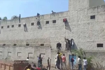 பொதுத்தேர்வு எழுதிய மாணவர்கள்; சுவர் ஏறி குதித்து பிட் வழங்கிய உறவினர்கள் - வீடியோ வைரல்!