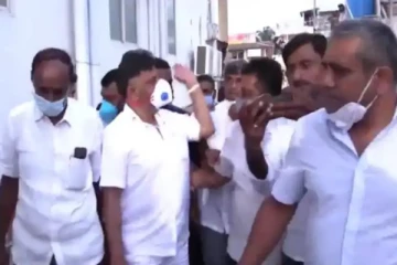 மேலயே கை வைக்குறியா? என்று கூறி கட்சிக்காரரை கன்னத்தில் அறையும் டிகே சிவக்குமார்!