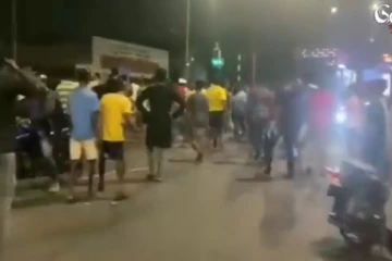 බේස් ලයින් මාවතම උනුසුම් කරමින් ඇතු වූ කලබලය... (VIDEO)