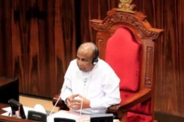 කතානායක පනත් දෙකකට අත්සන් තබයි..