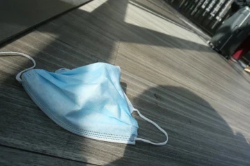 கொரோனா பாதித்த நபரின் மிக மோசமான செயல்: பொலிசார் நடவடிக்கை