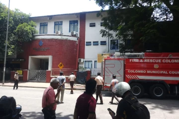 கொழும்பு றோயல் கல்லூரி பகுதியில் தீ விபத்து (Video)