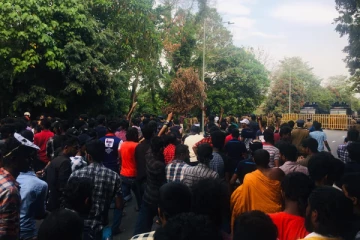 පවතින තත්ත්වයන්ට විරෝධය පළ කරමින් පවත්වන අන්තරේ පාගමන බොරැල්ල පසුකරයි...