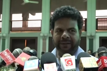 “හෝ චි මිං බොහෝම පොඩි මනුස්සයෙක්, ලෙනින් පොඩි මනුස්සයෙක්” - ජනාධිපතිවරයාට ‘පොඩි මනුස්සයෙක්’ කියන විපක්ෂයට නාමල් තදින්ම අමතයි [VIDEO]