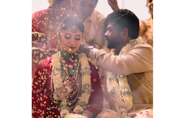 திருமணத்திற்கு வந்தவர்களுக்கு நயன்தாரா விக்கி கொடுத்த பரிசு! இவ்வளவு காஸ்ட்லியா? | Nayanthara Vignesh Costly Gift To Guests