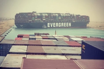 முக்கிய பகுதியில் குறுக்கே சிக்கிக்கொண்ட பிரம்மாண்ட சரக்கு கப்பல்: உலக வர்த்தகம் முடங்கும் அபாயம்