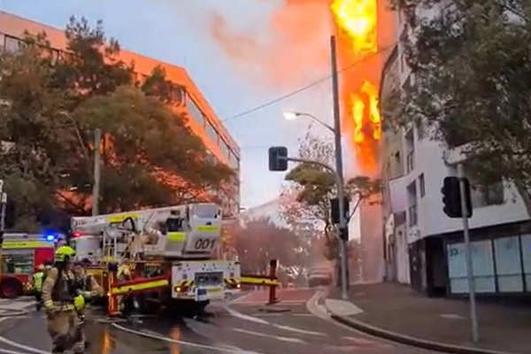 சிட்னியின் சிபிடியில் பாரிய தீ விபத்து; அச்சத்தில் மக்கள் | Massive Fire In Sydney S Cbd