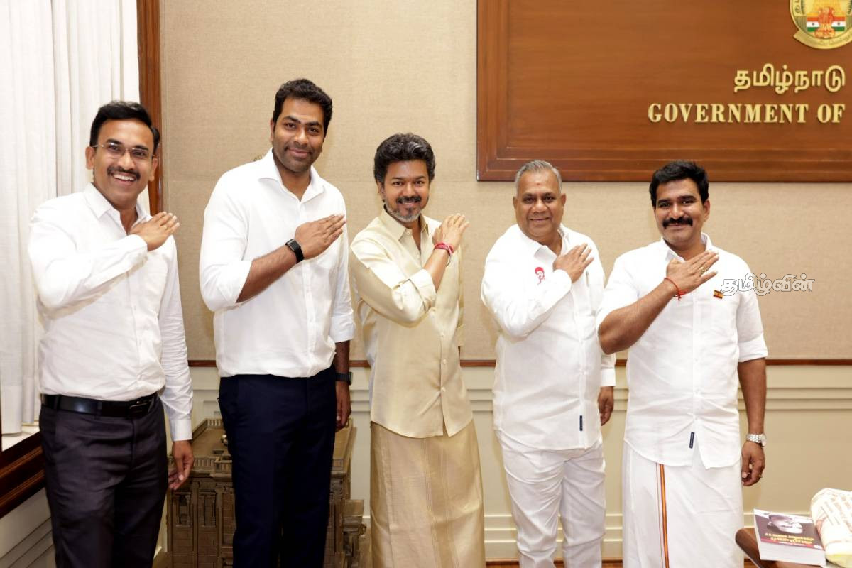 தமிழ்நாட்டு இடைத்தேர்தல் முடிவுகள் - 2 தொகுதிகளின் அபார வெற்றியை கொண்டாடும் முதலமைச்சர் விஜய் | Tamil Nadu By Election Results தமிழ்நாட்டு இடைத்தேர்தல் முடிவுகள் - 2 தொகுதிகளின் அபார வெற்றியை கொண்டாடும் முதலமைச்சர் விஜய் | Tamil Nadu By Election Results