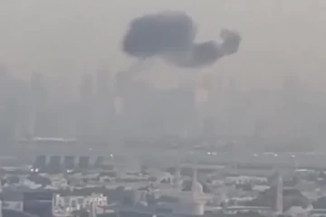 ඩුබායි ගුවන්තොටුපළට ඉහළින් පිපිරීමක් - විශාල දුමාරත් සමඟ සංසරණය වූ වීඩියෝවලින් සමාජ මාධ්‍යයේ කැළඹෙයි[VIDEO]