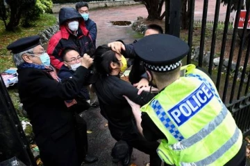 பிரித்தானியாவில் சீன தூதரகத்திற்குள் தரதரவென இழுத்துச் செல்லப்பட்ட நபர்: அவர் வெளியிட்ட பகீர் தகவல்