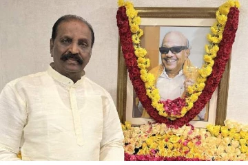 இதை கவனிச்சீங்களா! கலைஞரின் நினைவு நாள்- திமுகவினரை அலறவிட்ட வைரமுத்து!