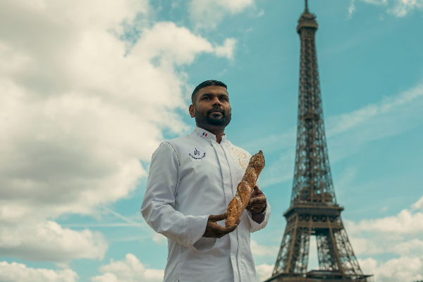 பிரான்ஸின் ஜனாதிபதி மாளிகையில் அரிய வாய்ப்பை பெற்ற யாழ் தர்ஷன் நாட்டுக்கு வருகை! | A Visit Country Of Jaffa Tamils Awarded In France