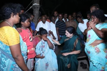 தஞ்சை தேர் விபத்தில் உயிரிழந்தவர்களின்  குடும்பத்தினரை நேரில் சந்தித்தார் சசிகலா..!