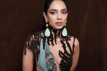 சேலையில் இவ்ளோ கவர்ச்சியா.. நடிகை சோபிதா துளிபாலா ஹாட் போட்டோஷூட்